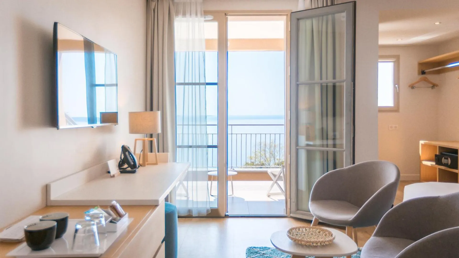 Hotel La Villa Douce Rayol-Canadel-sur-Mer 4*,