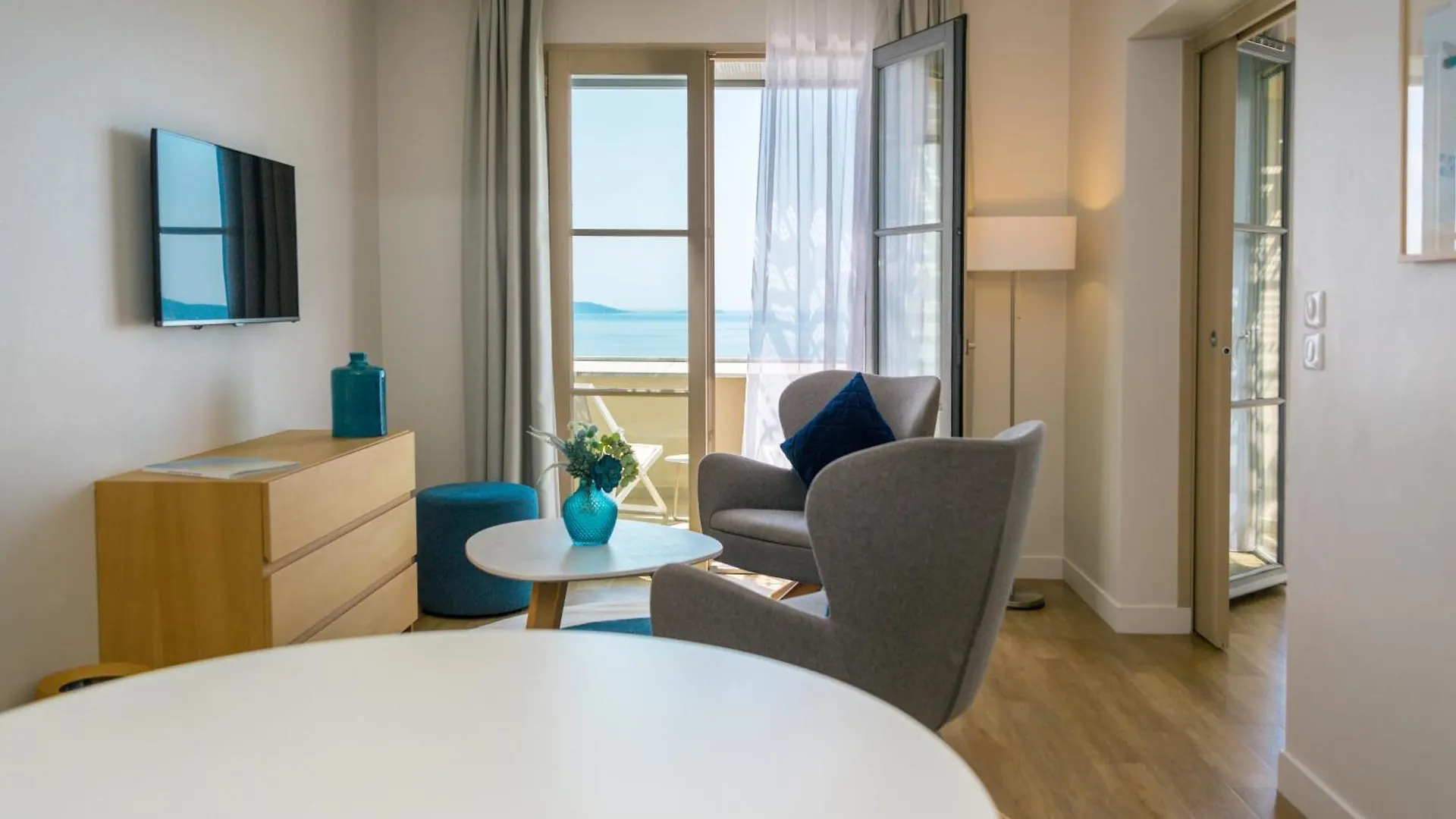 Hotel La Villa Douce Rayol-Canadel-sur-Mer 4*,